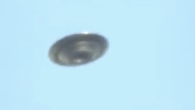 Encuentro espeluznante: Silver OVNI(UFO) envía ondas de choque a través de Milán, Italia (video)