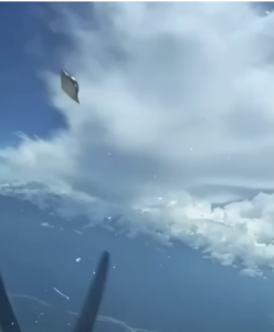 Imágenes cautivadoras muestran el notable avistamiento del misterioso OVNI (UFO) por parte de un piloto de avión a corta distancia